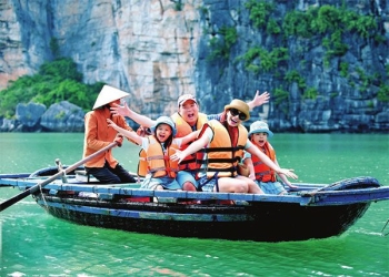 Experiencing a bamboo boat on Ha Long Bay