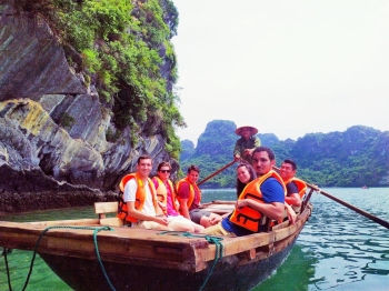 Experiencing a bamboo boat on Ha Long Bay