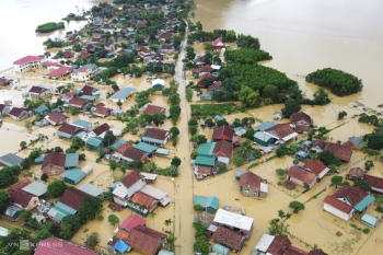 Business uninterrupted as 'world's best tourism village' in Vietnam adapts to floodwaters